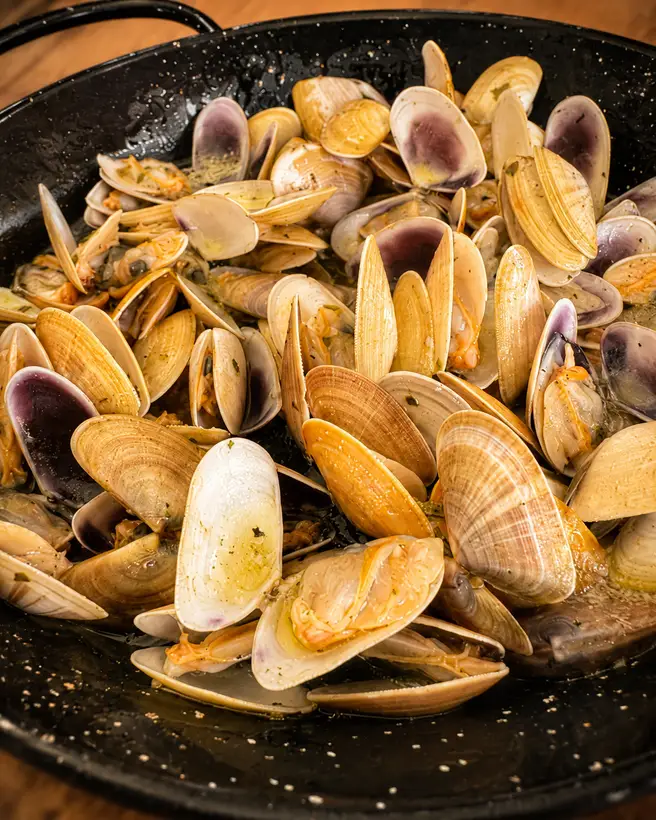 Coquinas frescas de Punta Umbría en Bodeguita La Mantilla