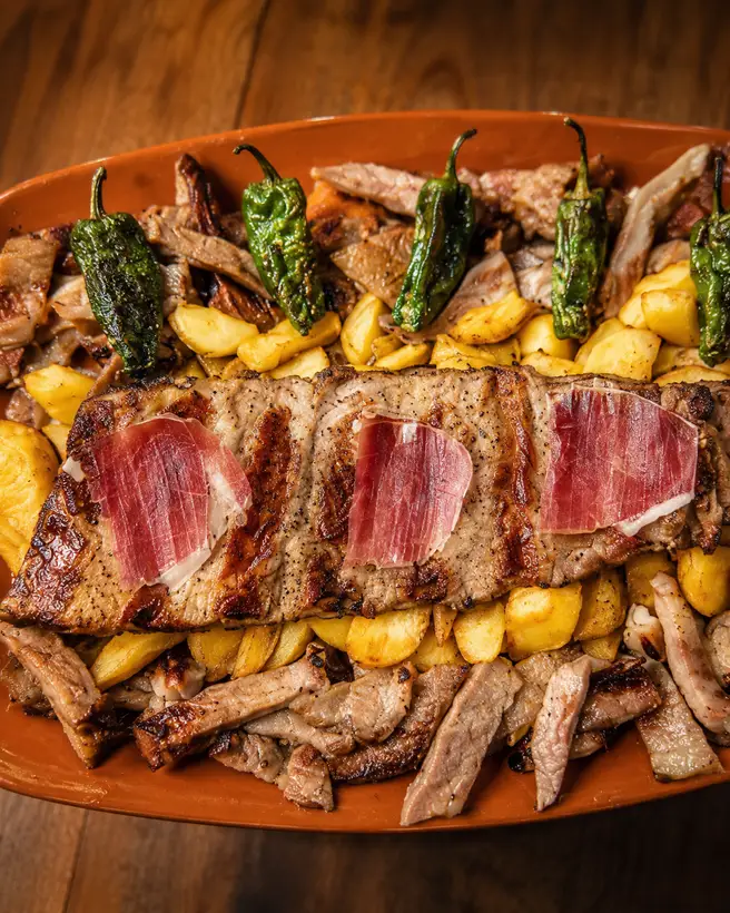 Fuente de carnes ibéricas en Bodeguita La Mantilla, Punta Umbría